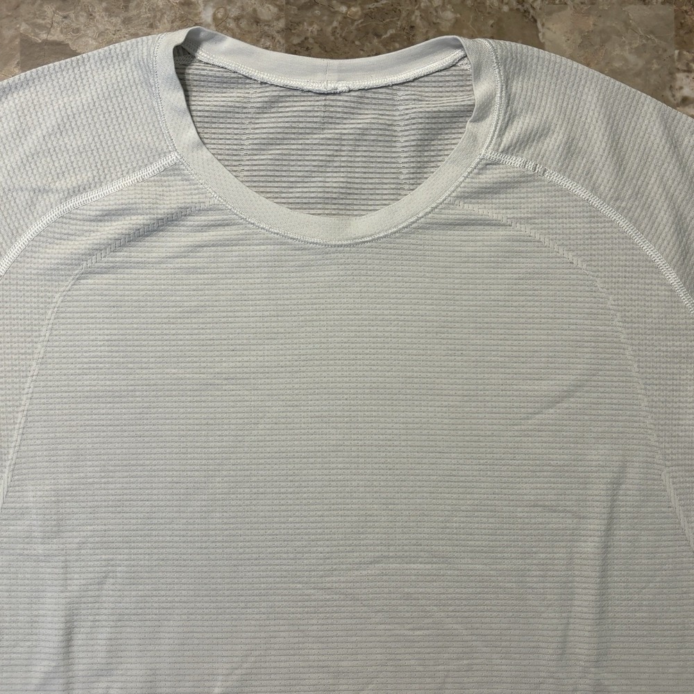 Lululemon Shirt Mens Large White Metal Vent Tech Short Sleeve Gym Performance